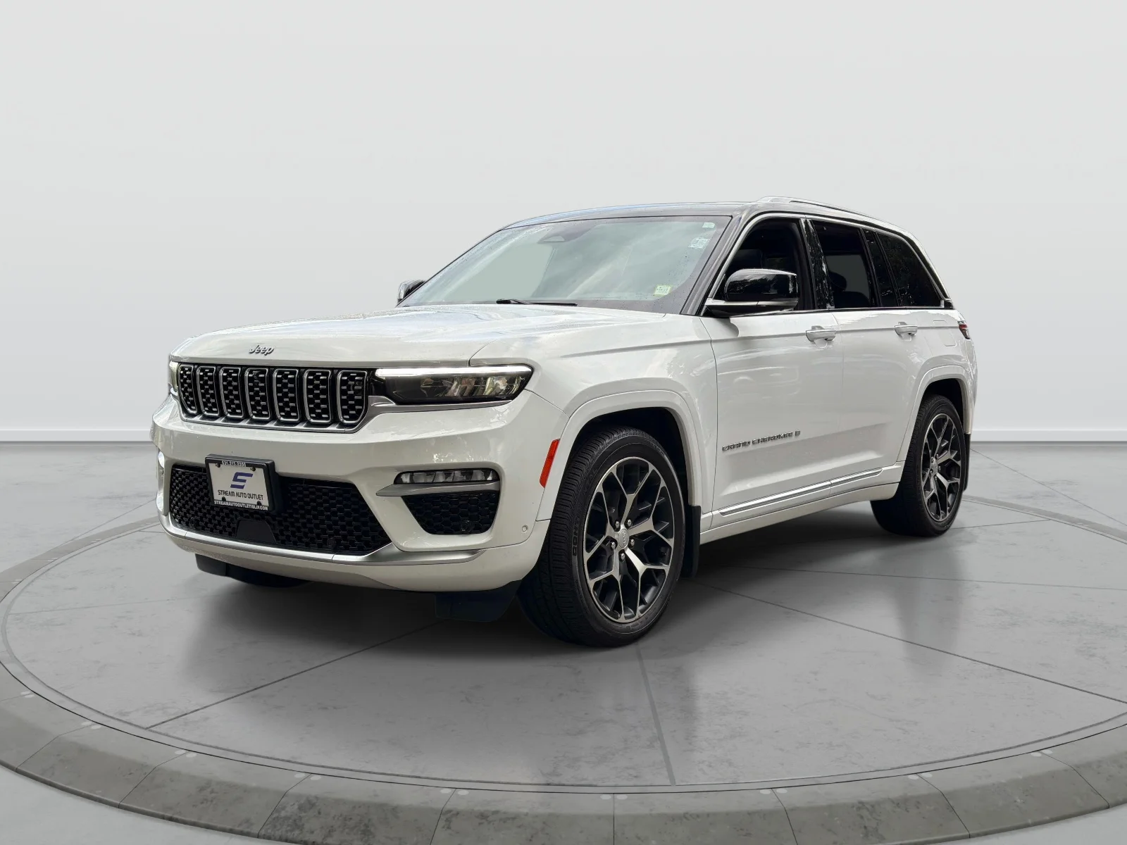 Used 2023 White Jeep Summit Reserve image 3