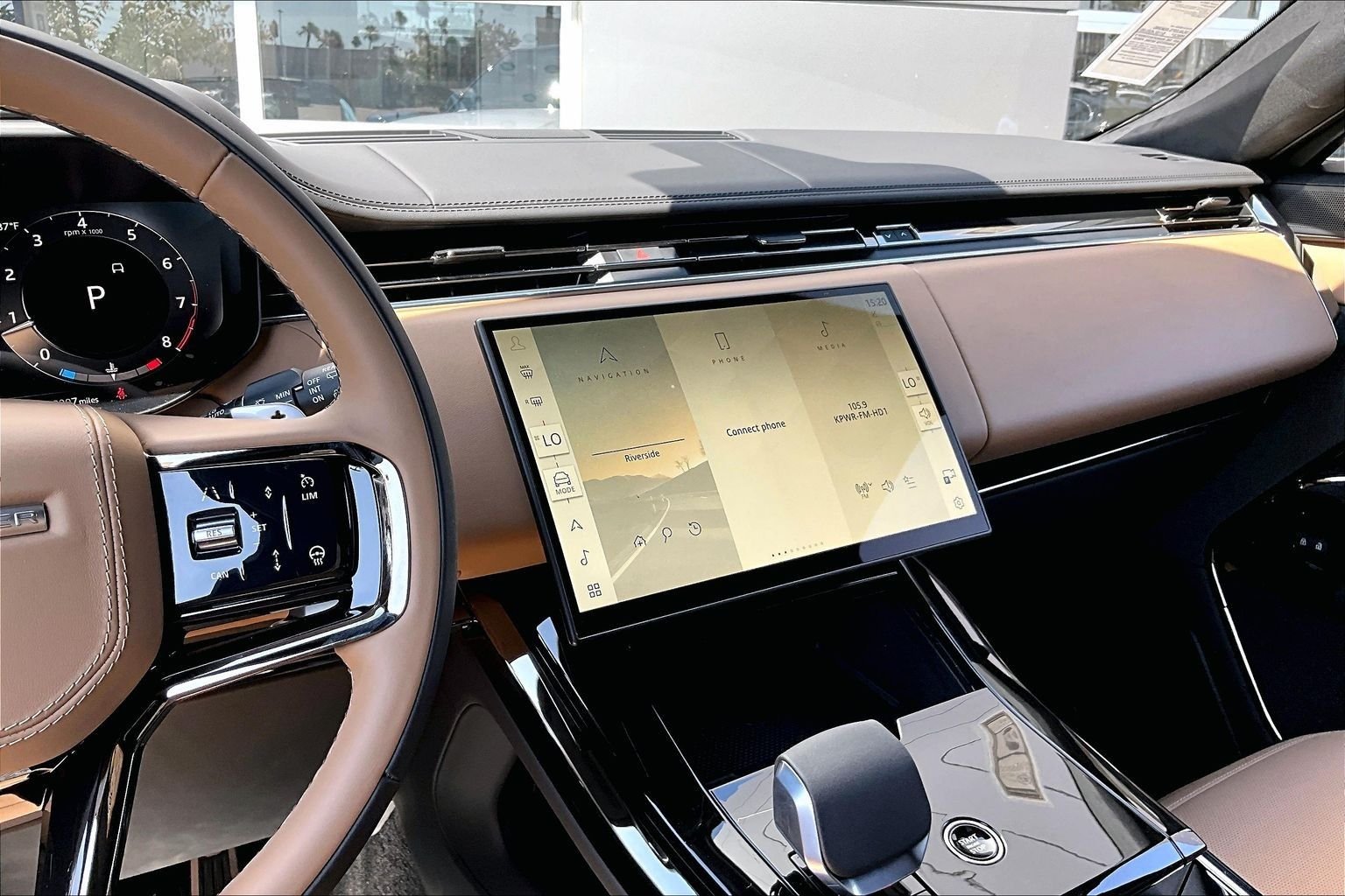 New 2026 Ostuni Pearl White Land Rover Autobiography image 7