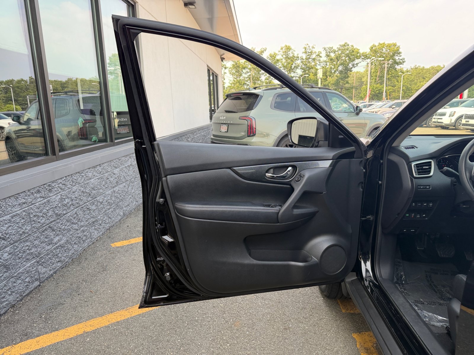 Used 2015 Super Black Nissan SL image 28