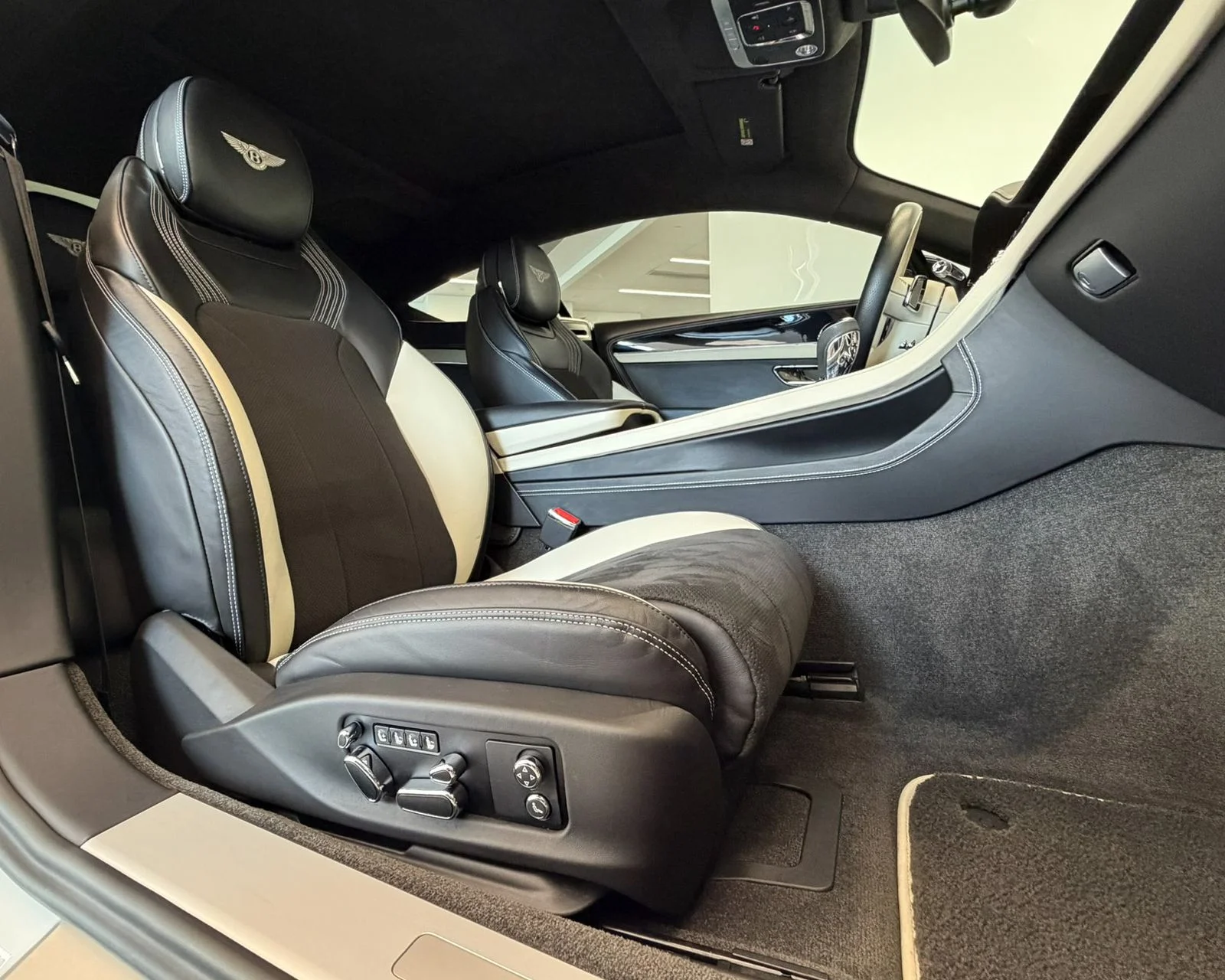 Used 2023 White Bentley V8 S image 31