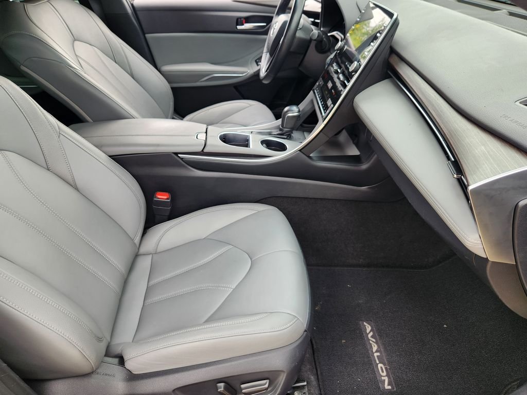 Used 2020 Brownstone Toyota Hybrid XLE image 16