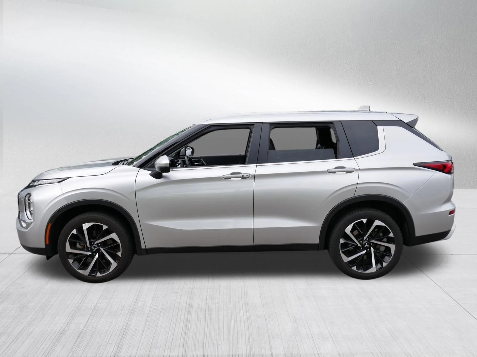 Used 2024 Alloy Silver Metallic Mitsubishi SE image 4