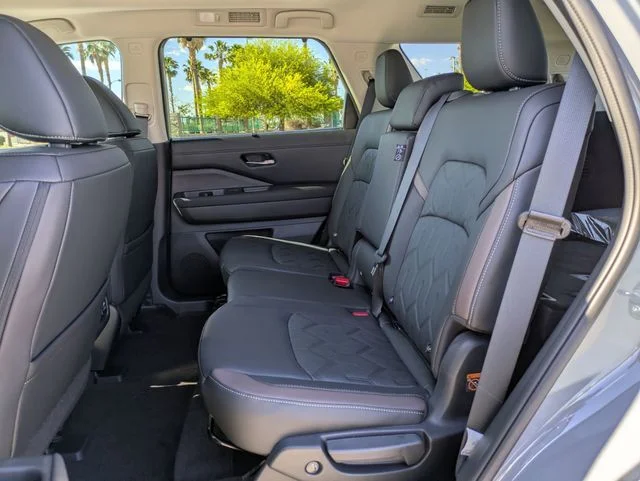New 2026 Boulder Gray Pearl / Super Black Two-tone Nissan Platinum image 7