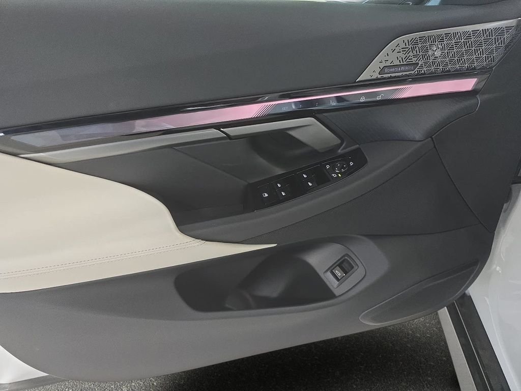 New 2027 Mineral White Metallic BMW 550e xDrive image 12