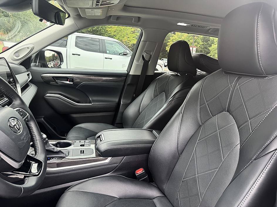Used 2025 Heavy Metal Toyota Hybrid Platinum image 11