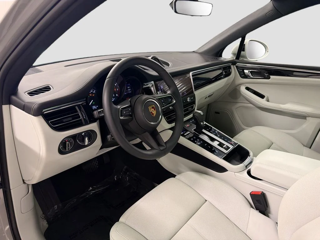 Certified Used 2025  Porsche  image 4
