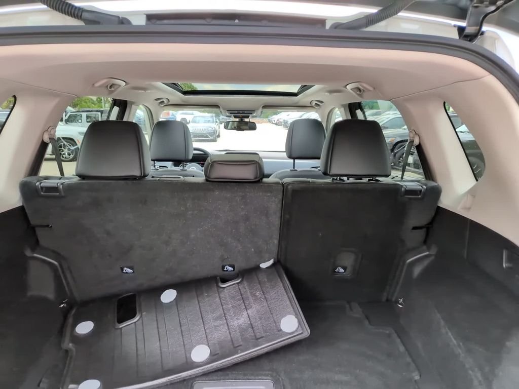 Used 2021 White Nissan SL image 7