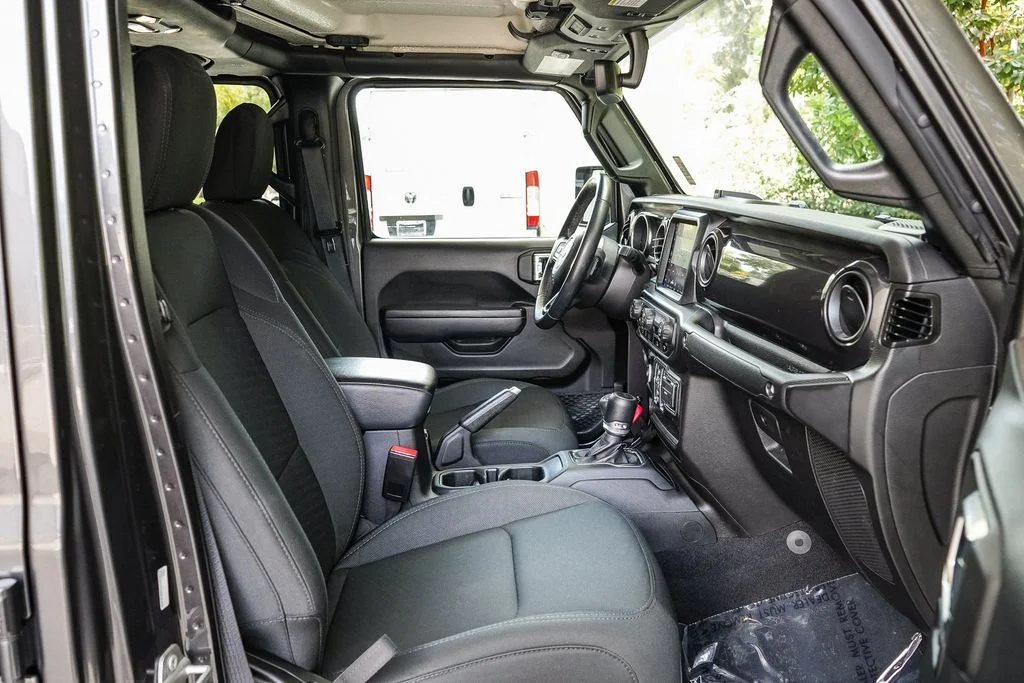 Used 2022 Gray Jeep Altitude image 15