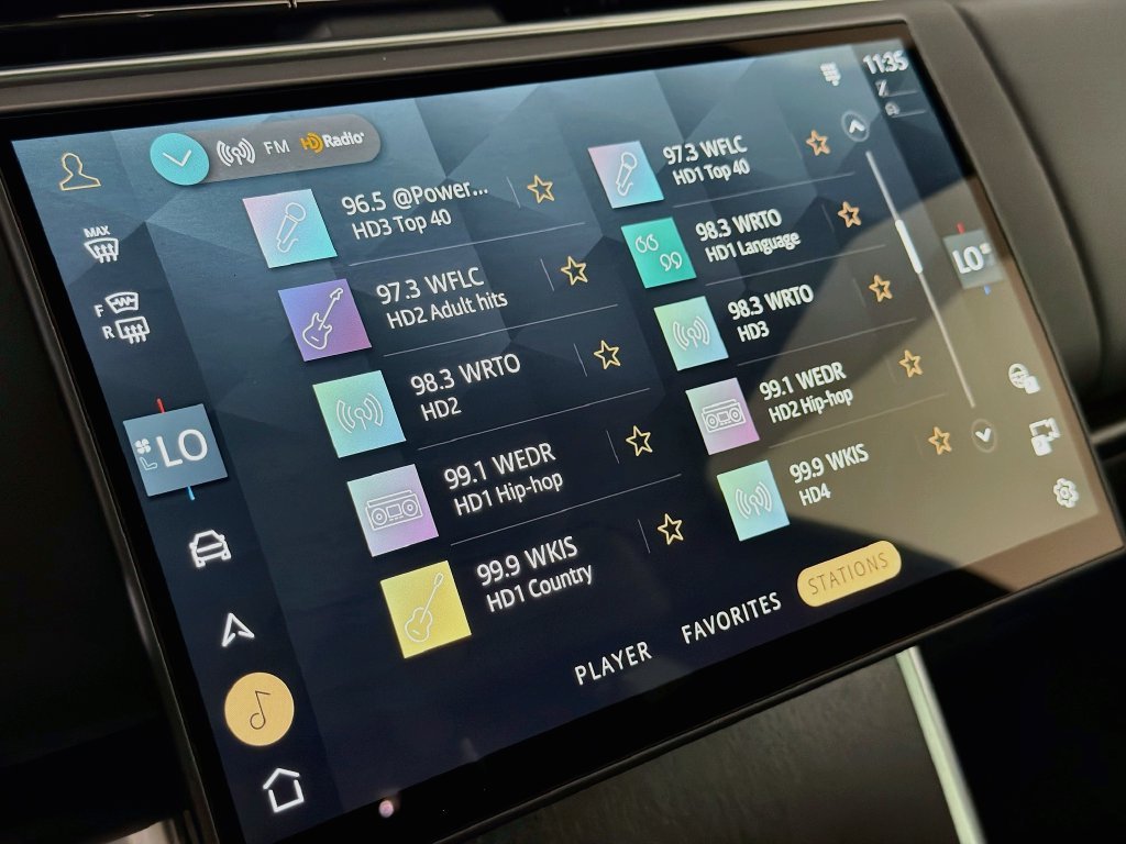 New 2027 Santorini Black Land Rover SE image 15