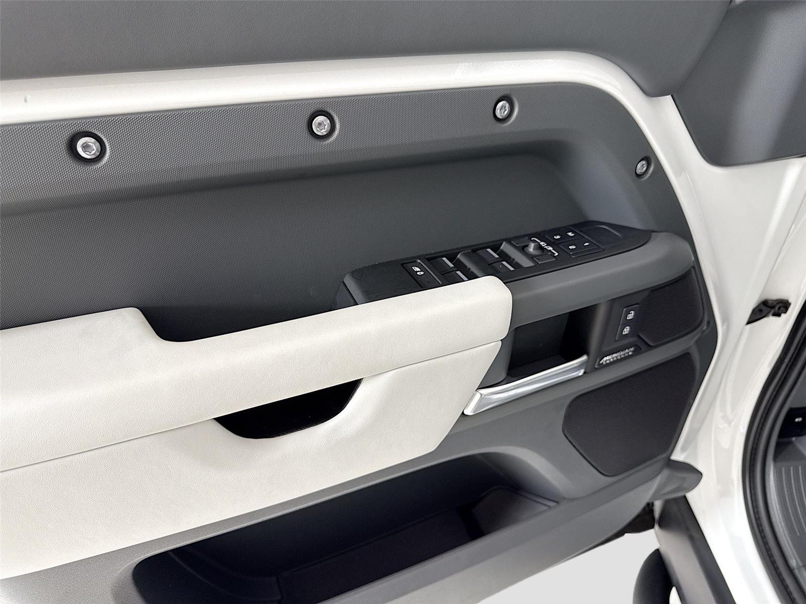 Used 2026 Fuji White Land Rover X-Dynamic SE | Urban Widetrack Build image 12