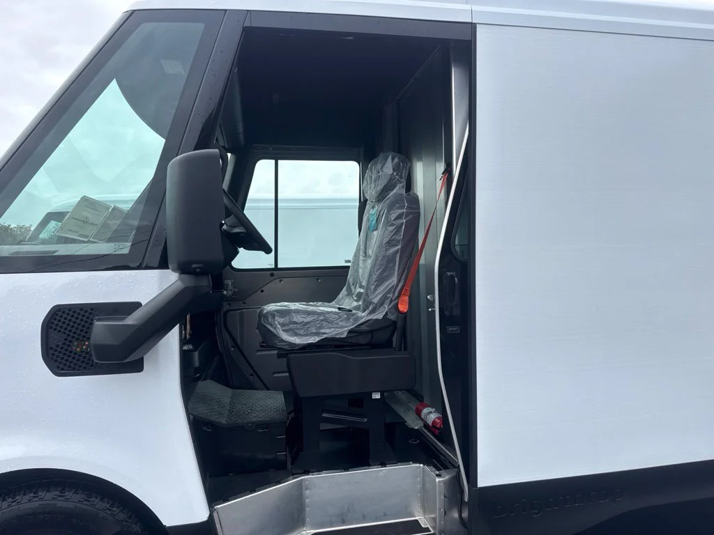 Used 2025 White Chevrolet 600 image 3
