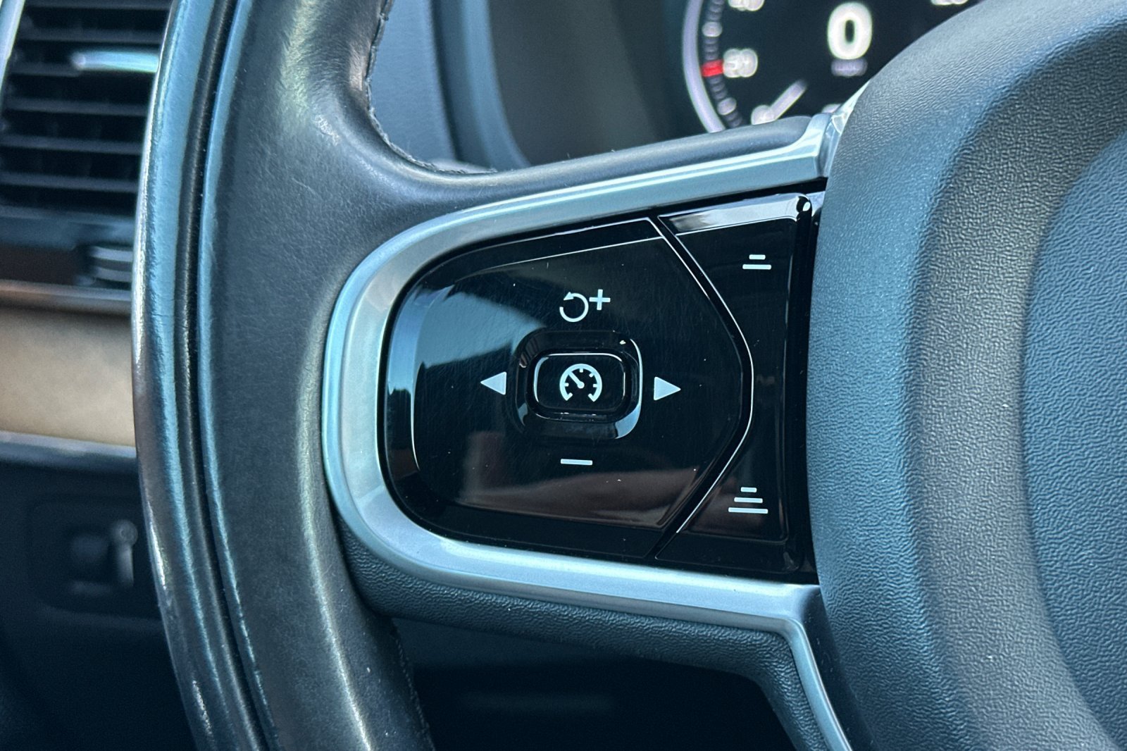Used 2018 Black Volvo T6 Inscription image 29