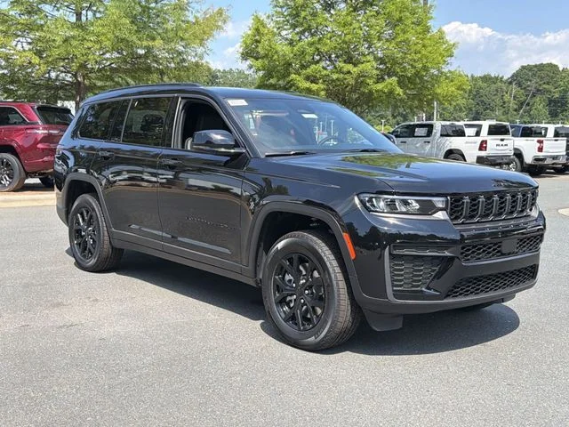 New 2026 Diamond Black Crystal Pearl-Coat Exterior Paint Jeep Laredo Altitude image 14
