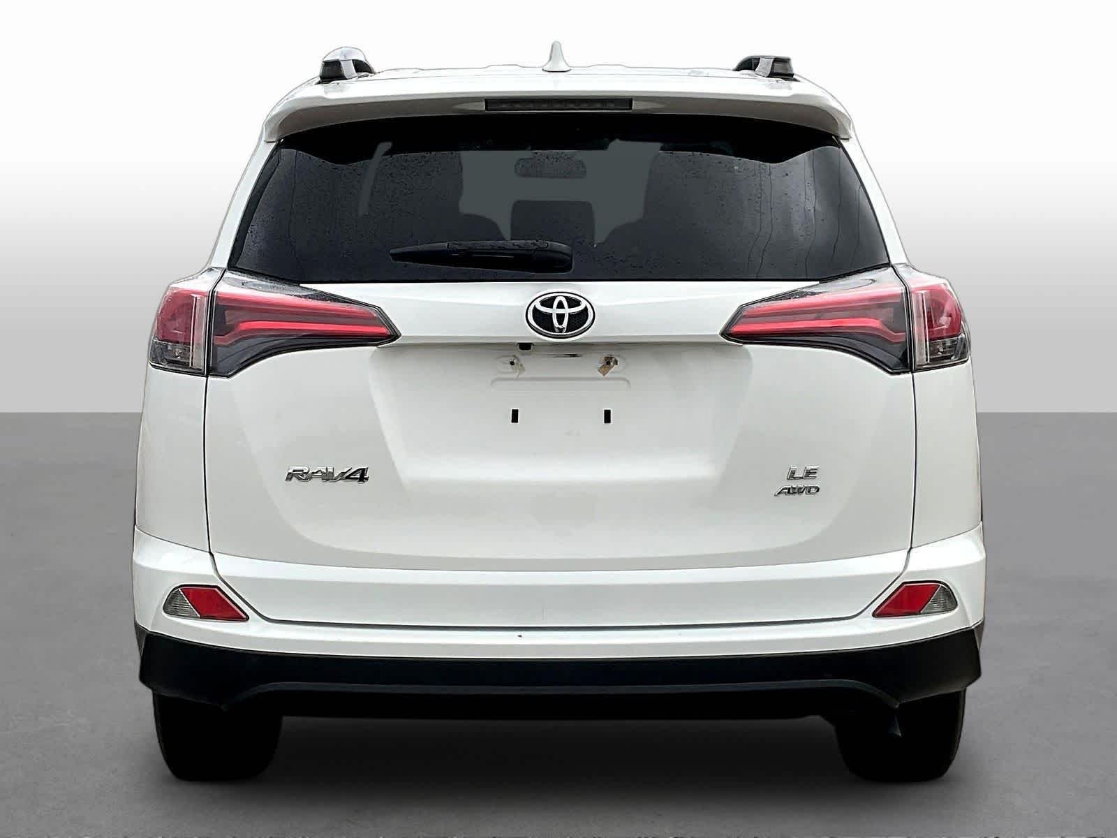 2017 Toyota RAV4 LE - Photo 6