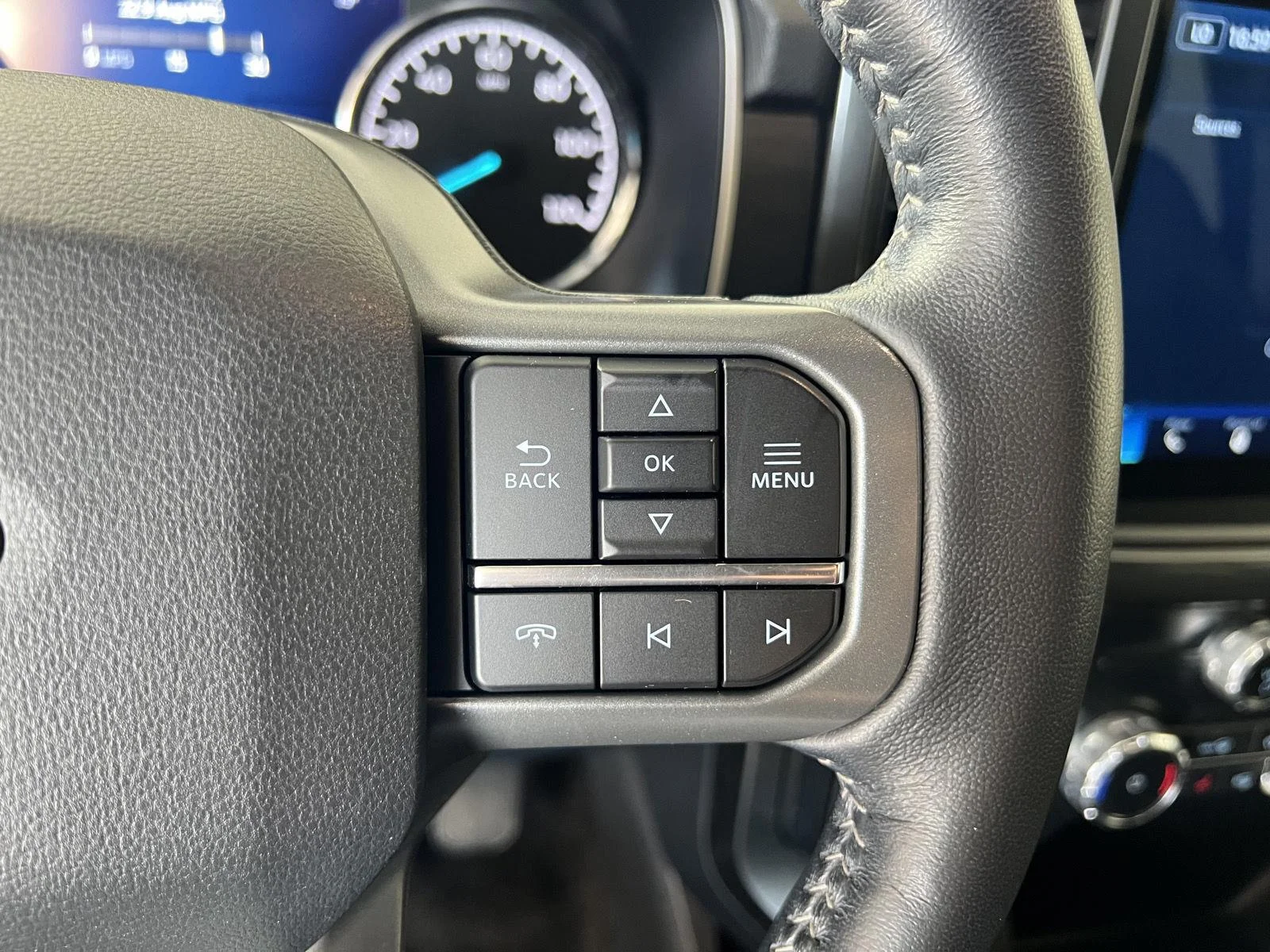 Used 2022  Ford XL image 9