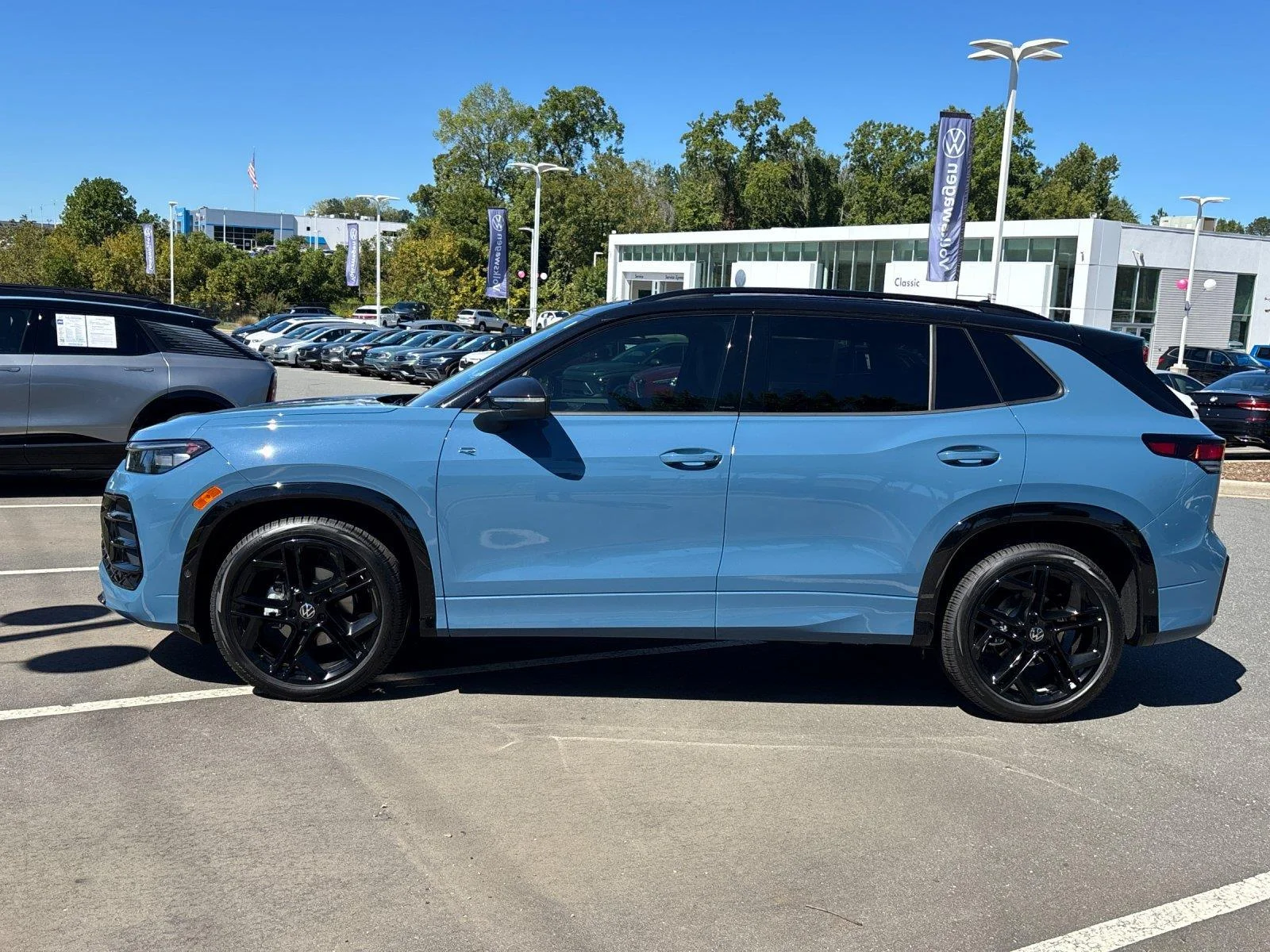 New 2026 Monterey Blue w/Deep Black Roof Volkswagen SE R-Line Black image 2