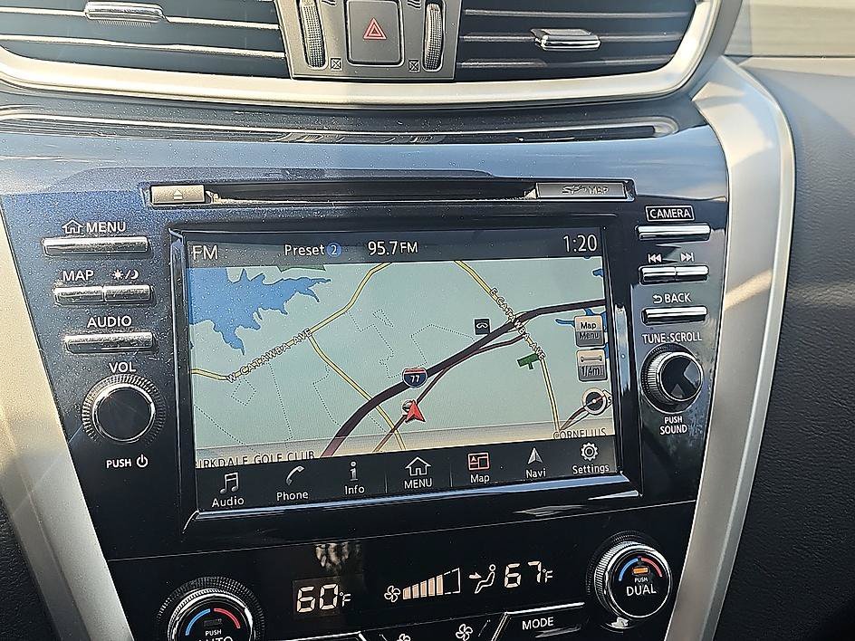 Used 2016 Arctic Blue Metallic Nissan SL image 26