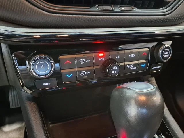 Used 2023 Crystal Metallic Jeep Trailhawk image 13