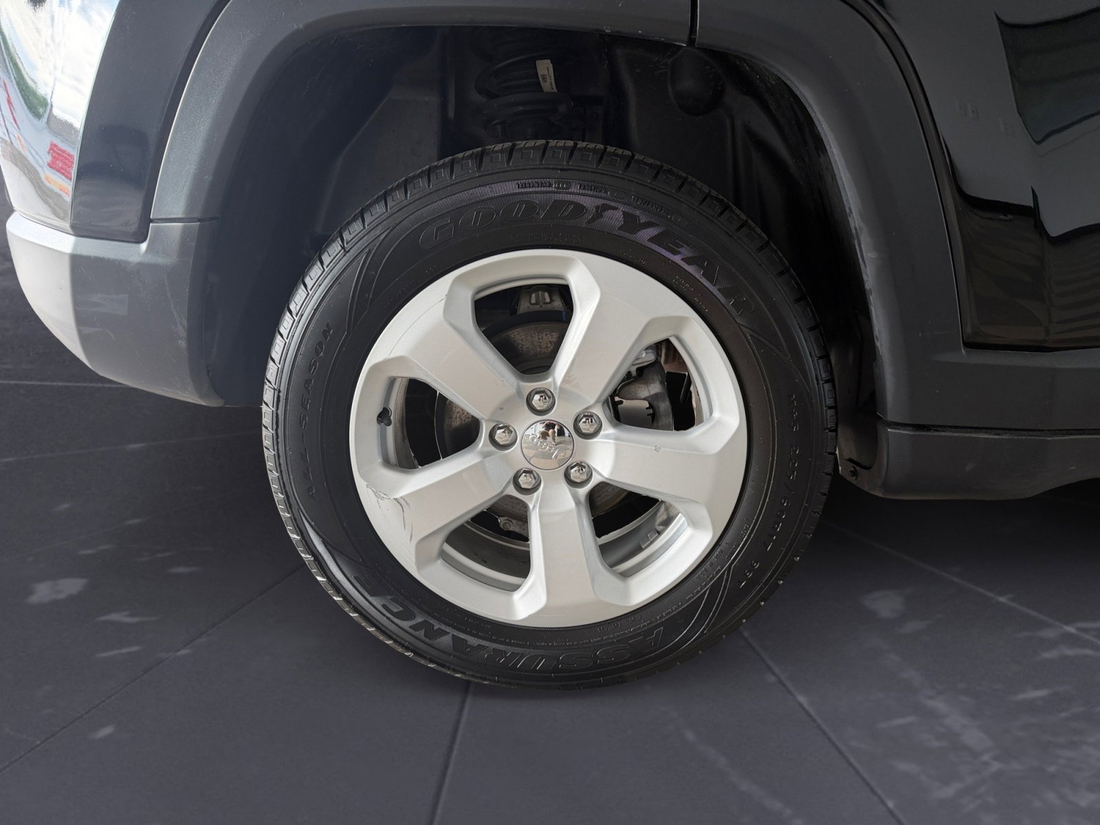 Used 2019 Diamond Black Crystal Pearlcoat Jeep Latitude image 43