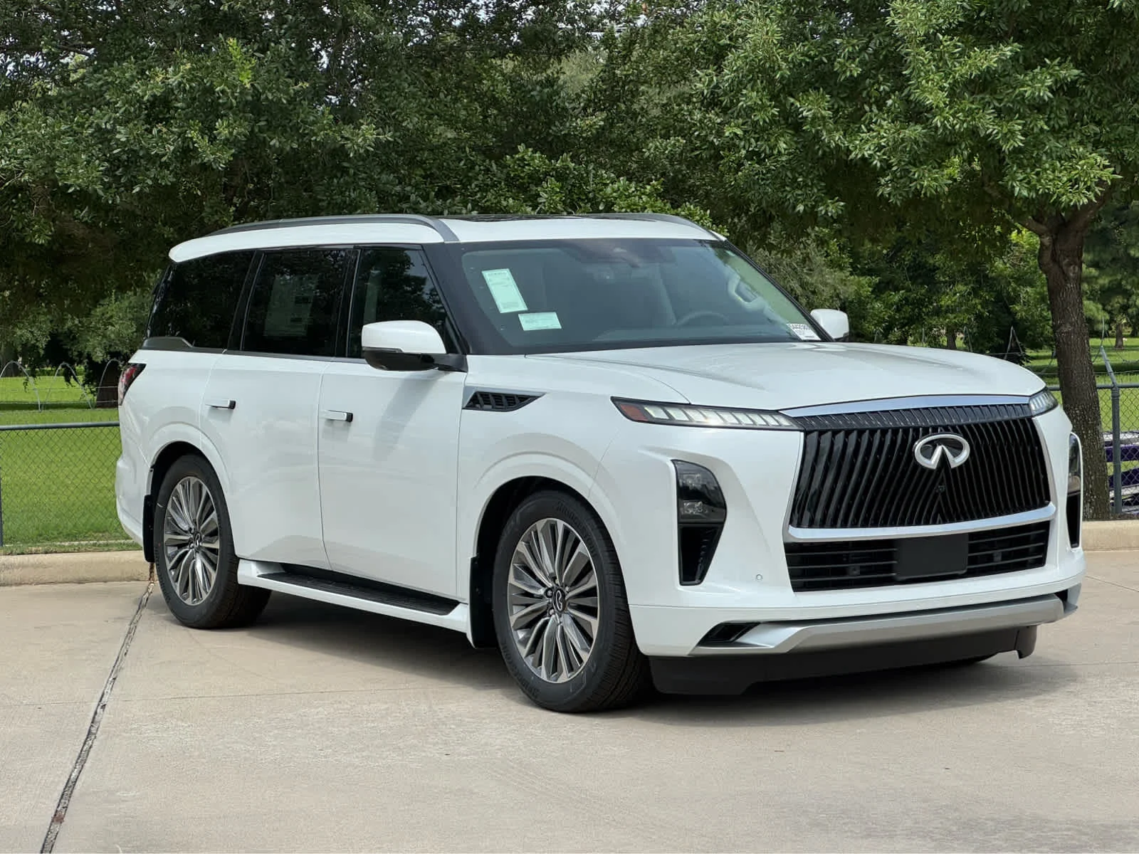 New 2026 RADIANT WHITE INFINITI Luxe 2WD image 2