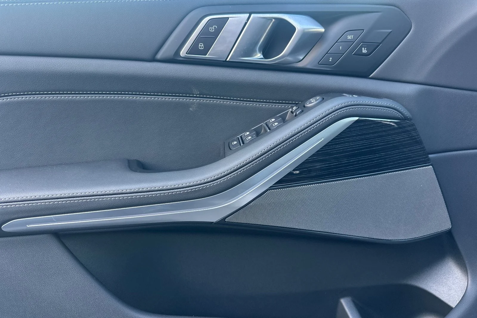 New 2026 Skyscraper Grey Metallic BMW sDrive40i image 10