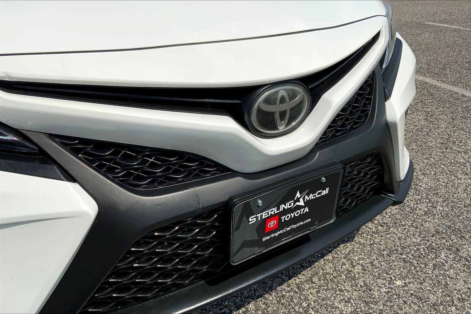 Used 2018 Super White Toyota SE image 28