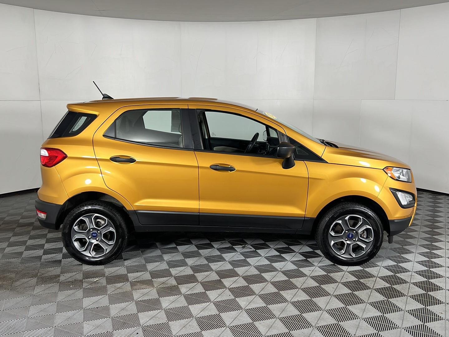 Used 2022 Luxe Yellow Ford S image 13