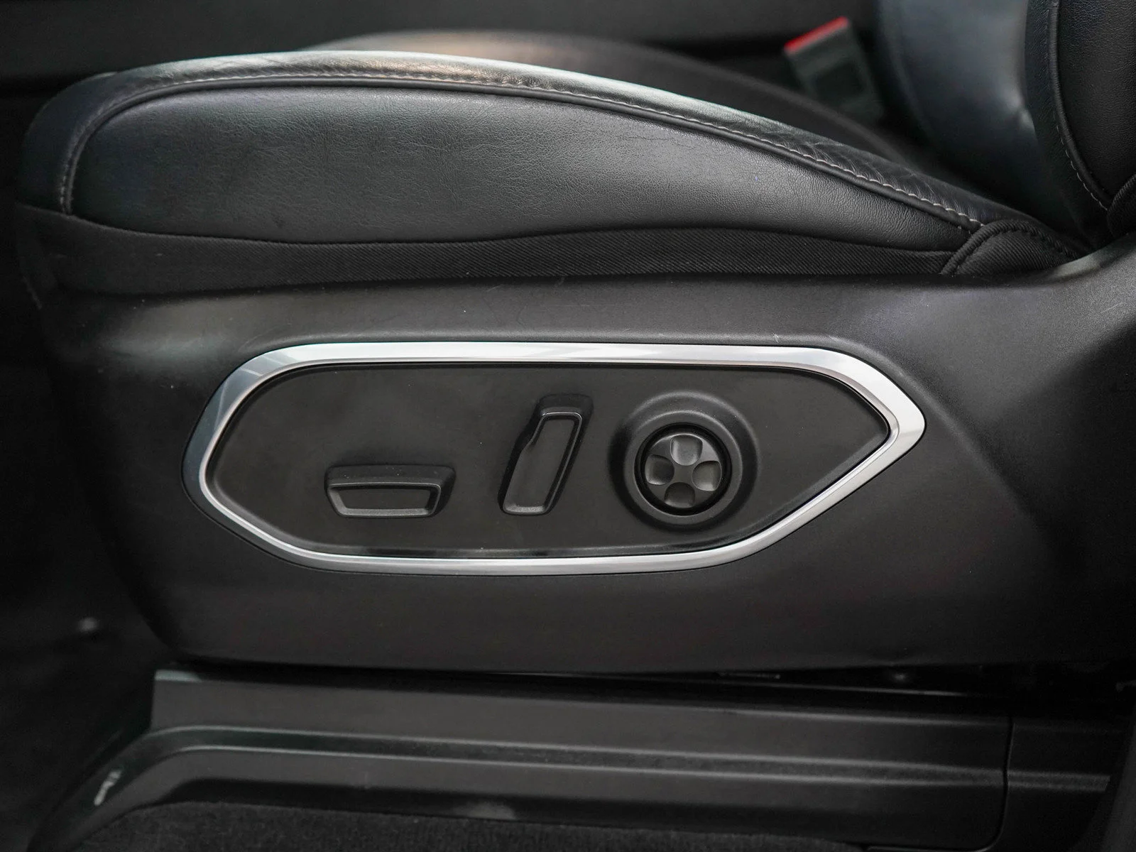 Used 2024 Diamond Black Crystal Pearlcoat Jeep Series III image 28