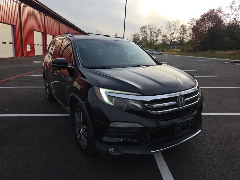 Used 2016  Honda Touring image 1