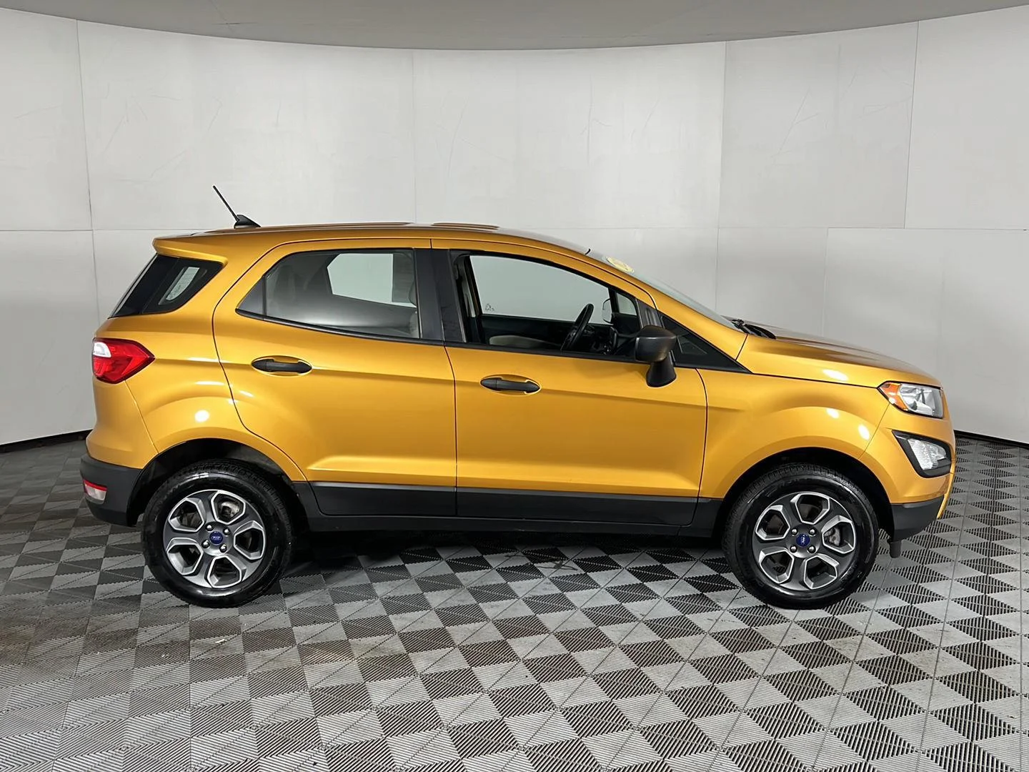 Used 2022 Luxe Yellow Ford S image 13