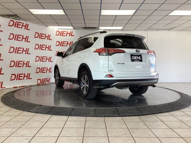 Used 2018 White Toyota XLE image 5