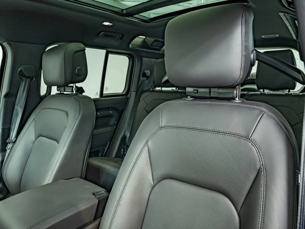 New 2026 Santorini Black Land Rover X-Dynamic SE image 33