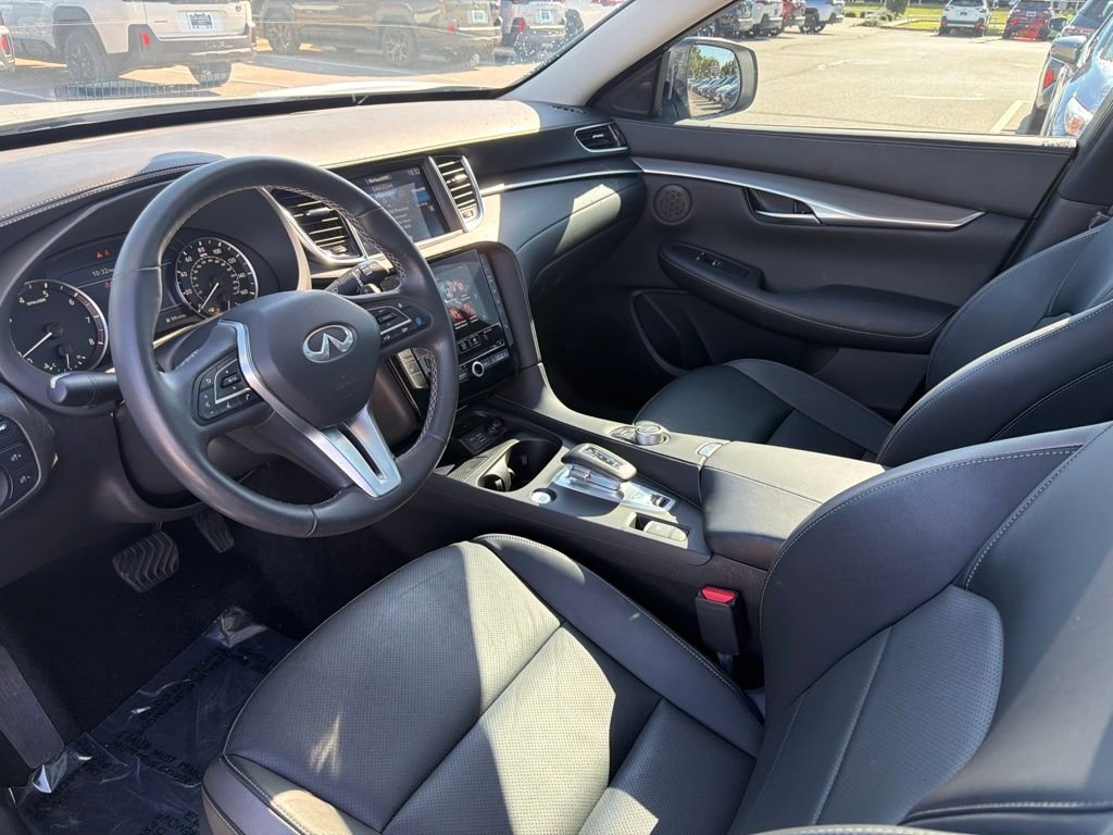 Used 2023 White INFINITI LUXE image 4