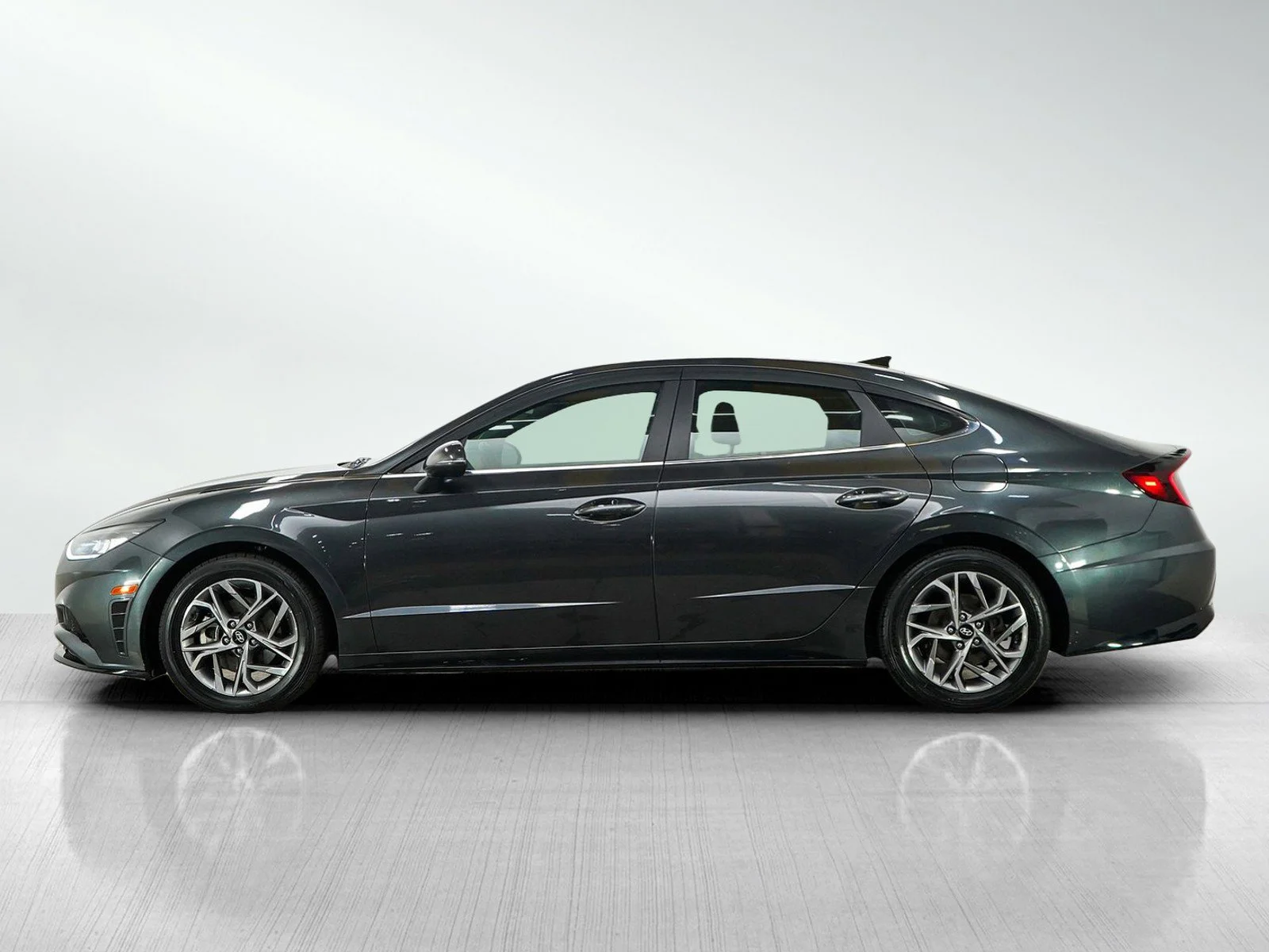 Used 2020 Hyundai Sonata SEL with VIN 5NPEF4JA1LH055681 for sale in Minneapolis, Minnesota