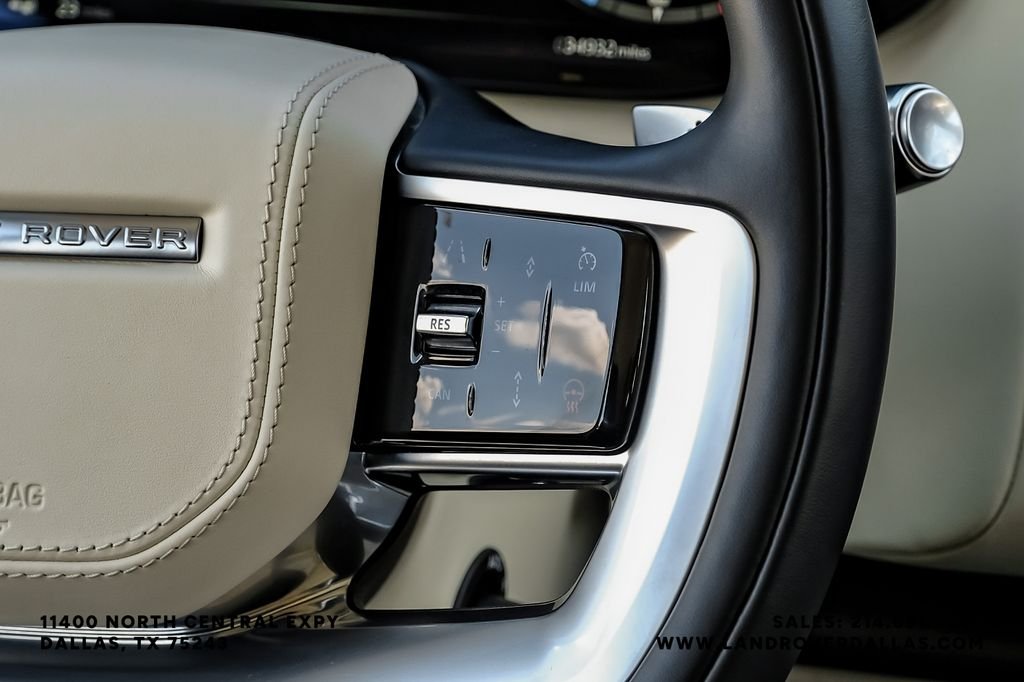 Used 2022 White Land Rover SE image 17