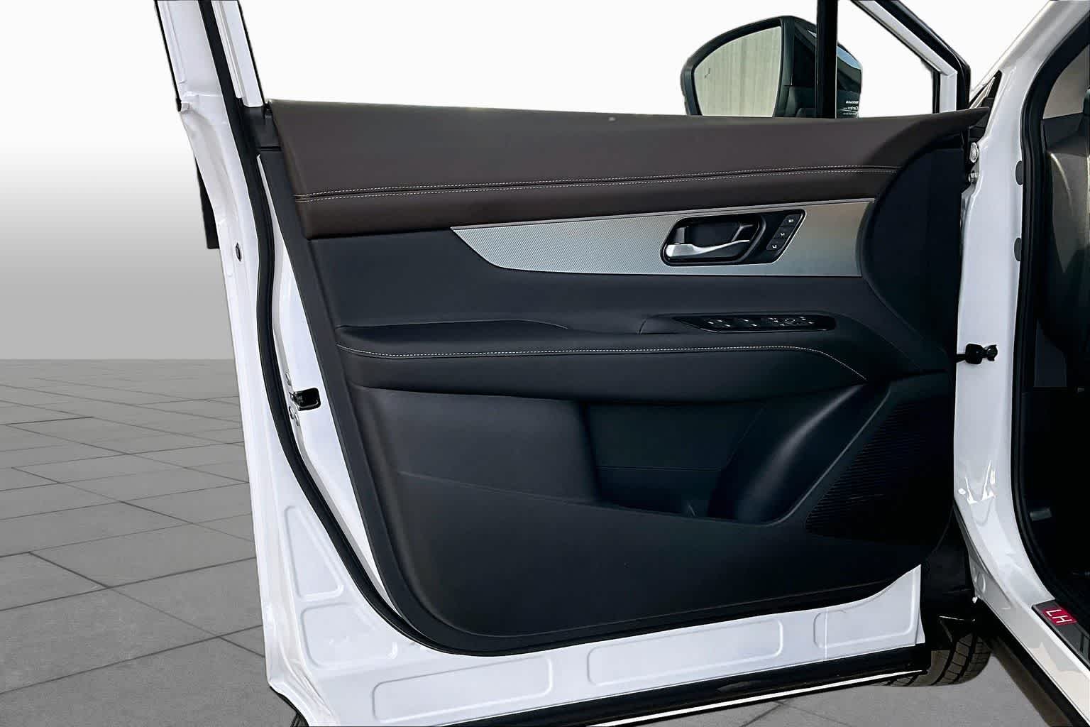 New 2026 Everest White Pearl TriCoat Nissan Platinum image 13