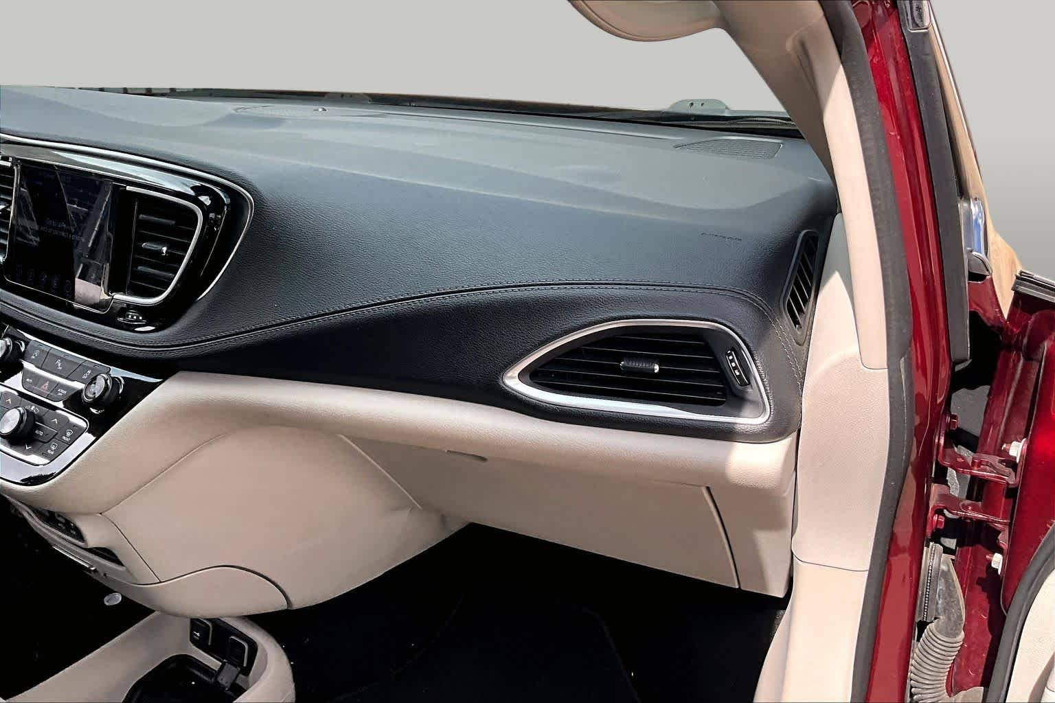 Used 2018 Velvet Red Pearlcoat Chrysler Limited image 17