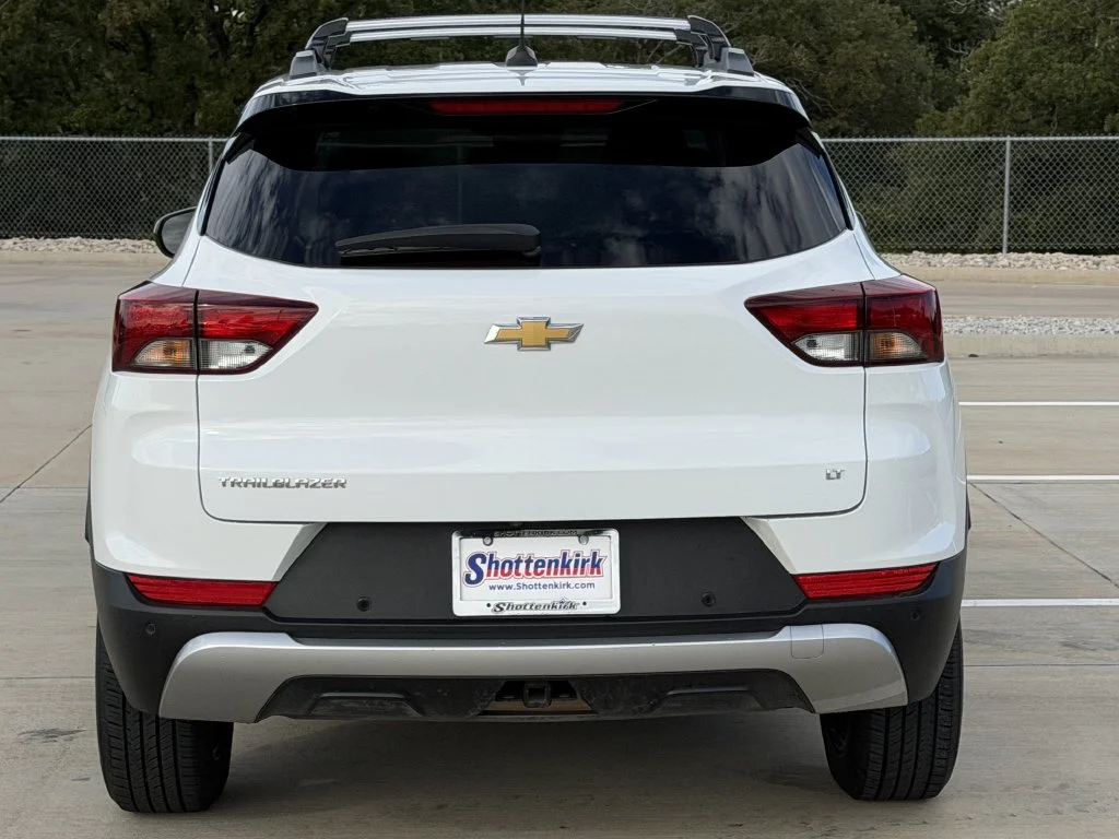 Used 2021 White Chevrolet LT image 4