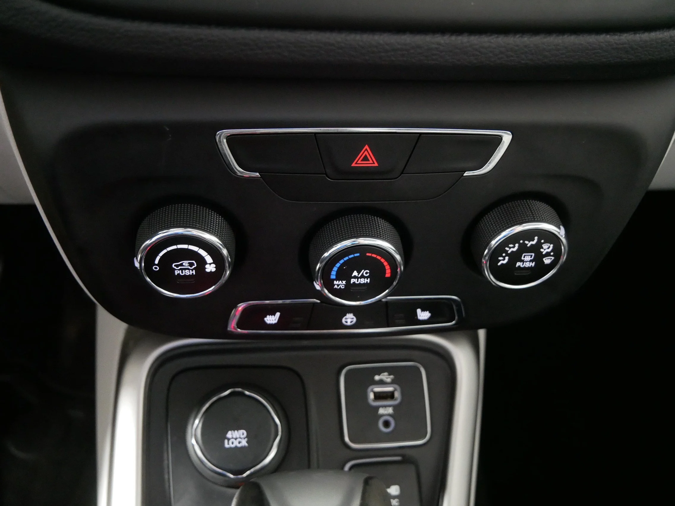 Used 2017 Diamond Black Crystal Pearlcoat Jeep Latitude image 23