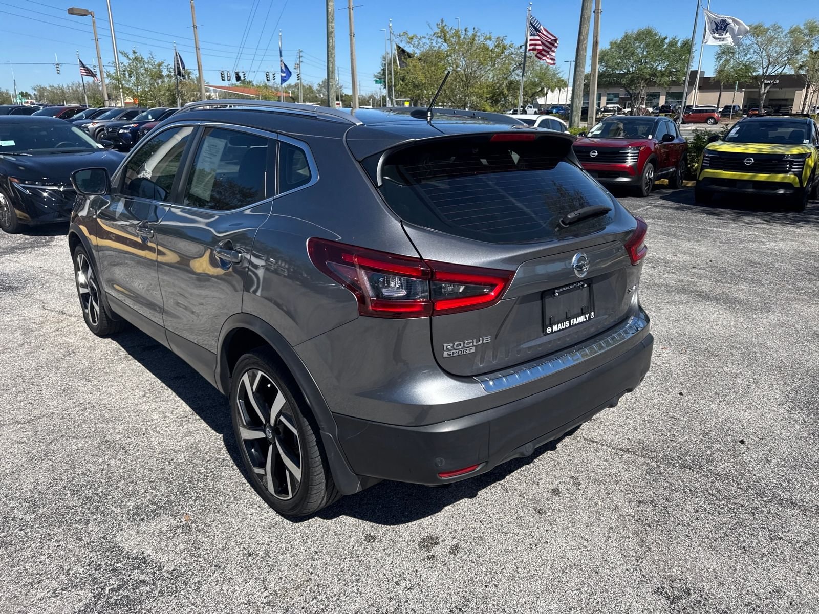 Used 2022 Gray Nissan SL image 8