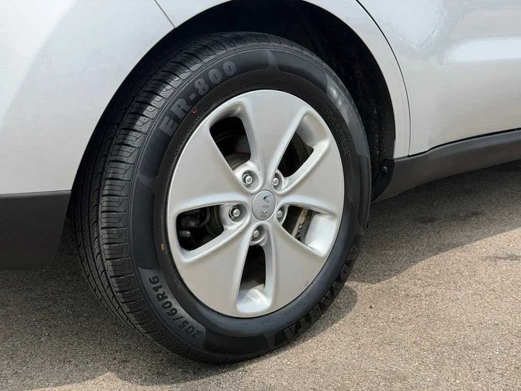 Used 2016 Silver Kia Base image 25