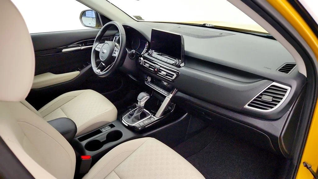 Used 2021 Starbright Yellow Kia SX DCT AWD image 25