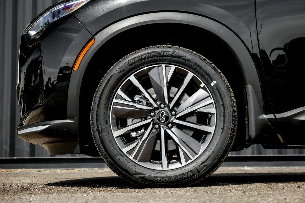 New 2027 MINERAL BLACK INFINITI Luxe AWD image 4