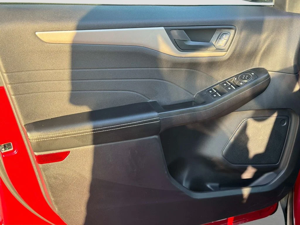 Used 2022 Red Ford SE image 18