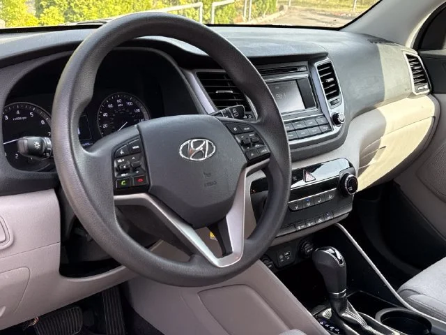 Used 2017 Molten Silver Hyundai SE image 8