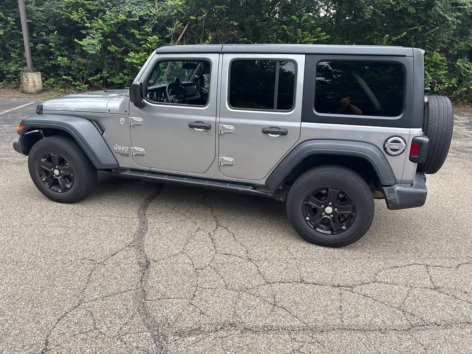 Used 2018 Billet Silver Metallic Clearcoat Jeep Sport S image 8