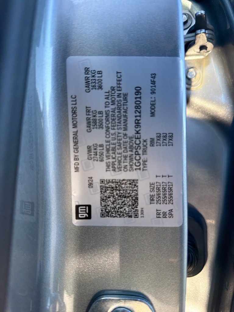 Used 2024 Gray Chevrolet LT image 25
