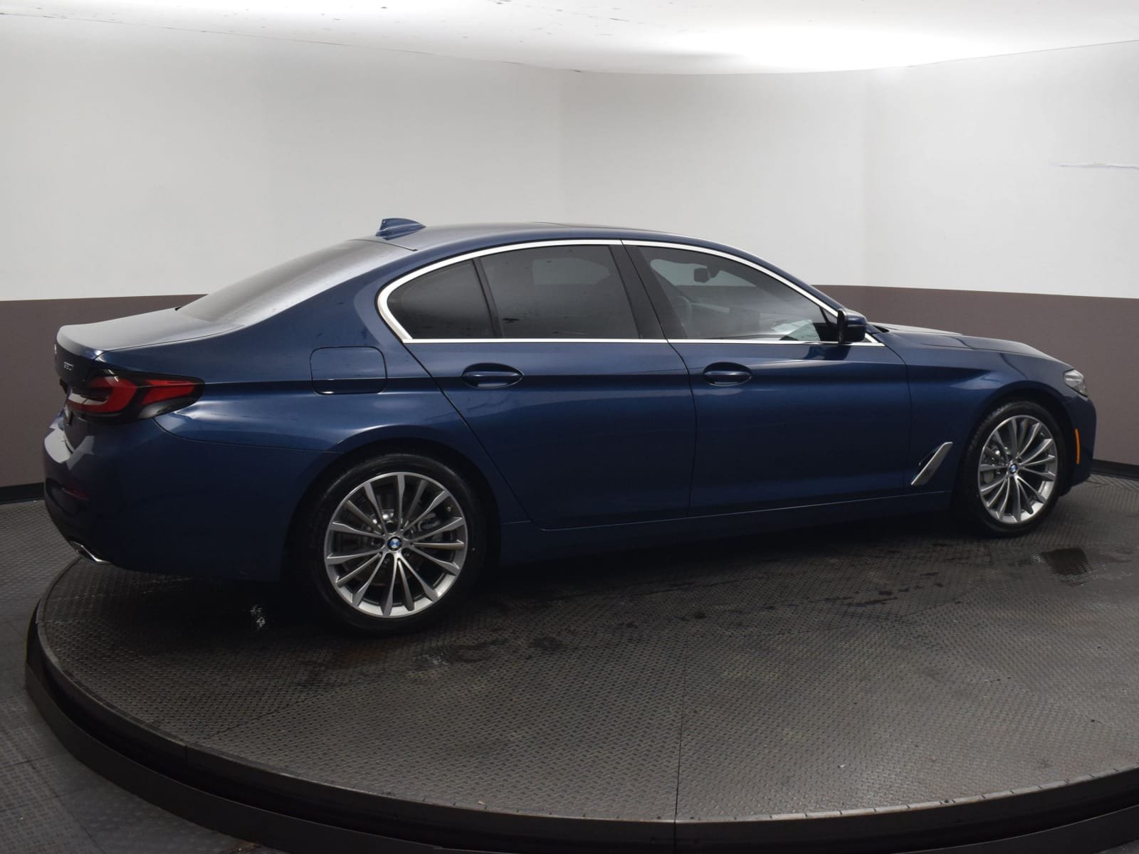 Used 2023 Phytonic Blue Metallic BMW 530i image 3