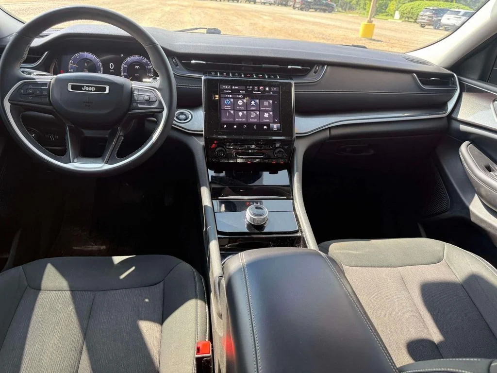 Used 2023 White Jeep Laredo image 3