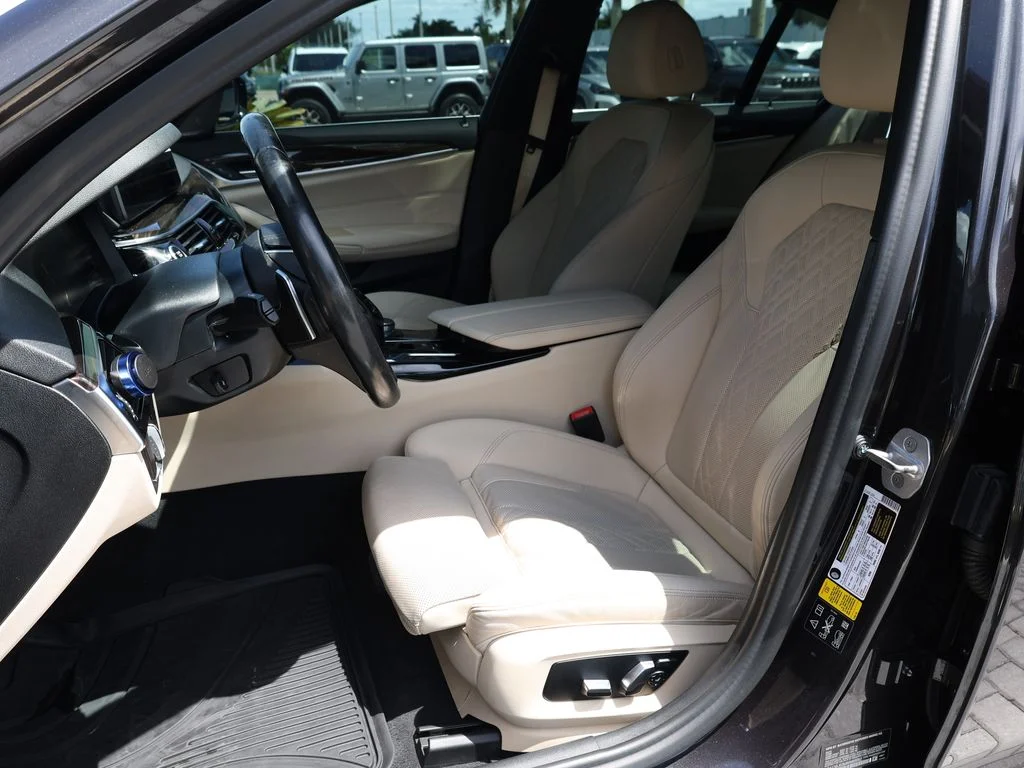 Used 2021 Gray BMW 530i xDrive image 17